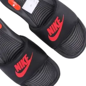 Ciabatta Victori one slide nera con logo rosso - Nike